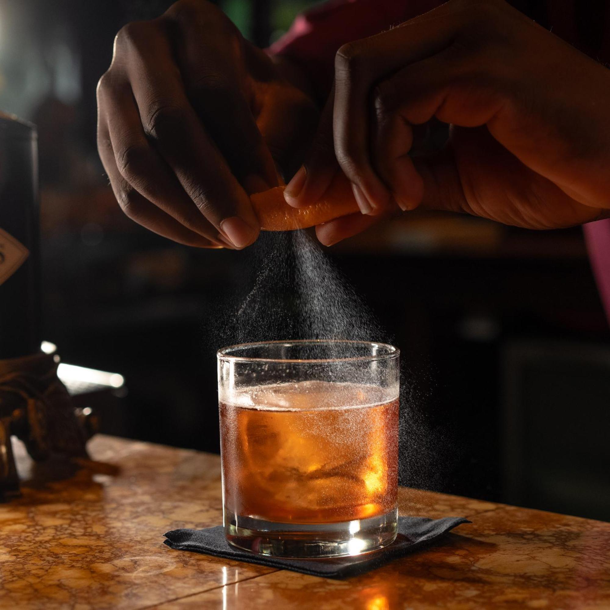 Hotel Media Rotana Dubái Exterior foto A bartender dusting a cocktail with ground nutmeg