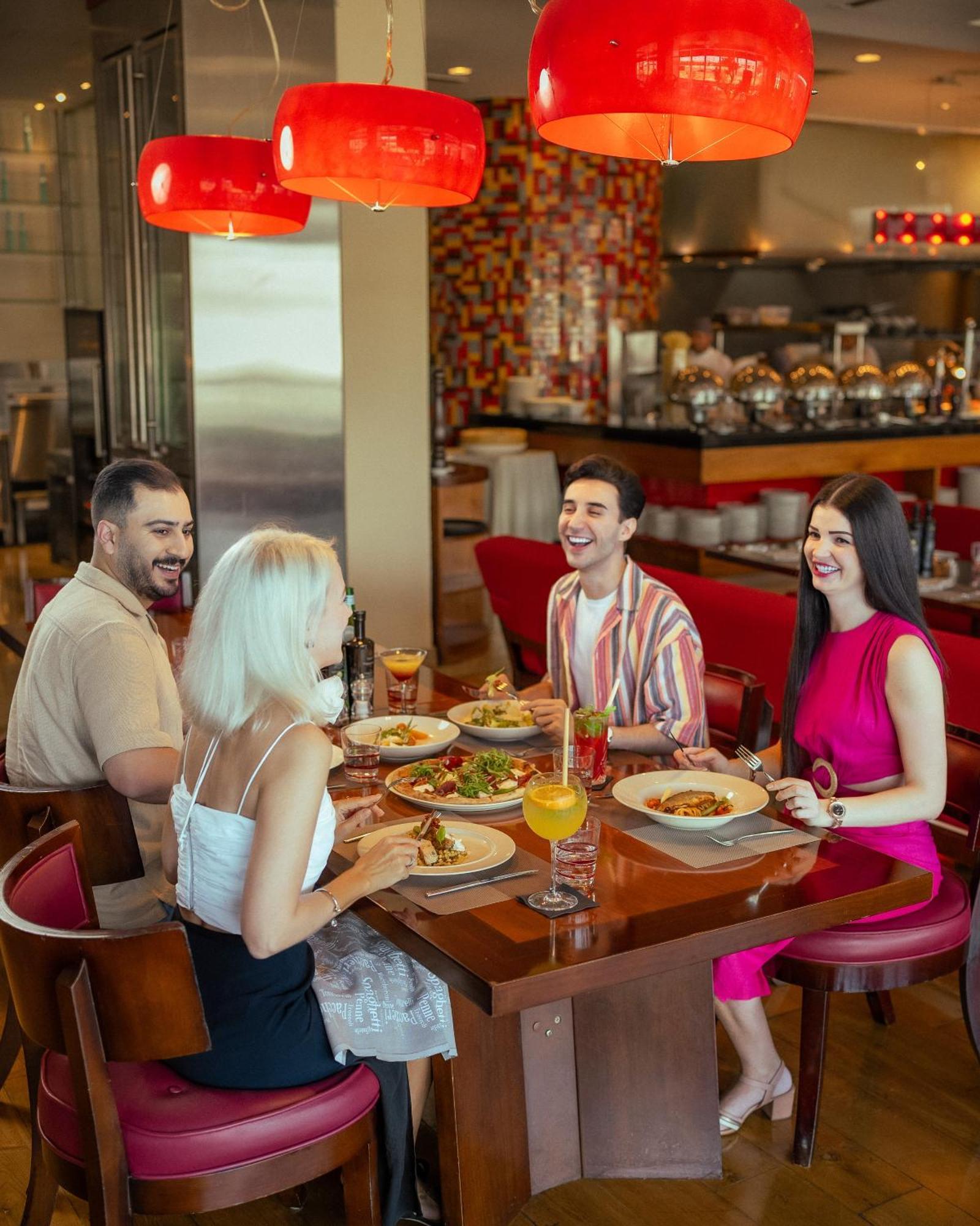 Hotel Media Rotana Dubái Exterior foto Guests enjoying a meal at the restaurant