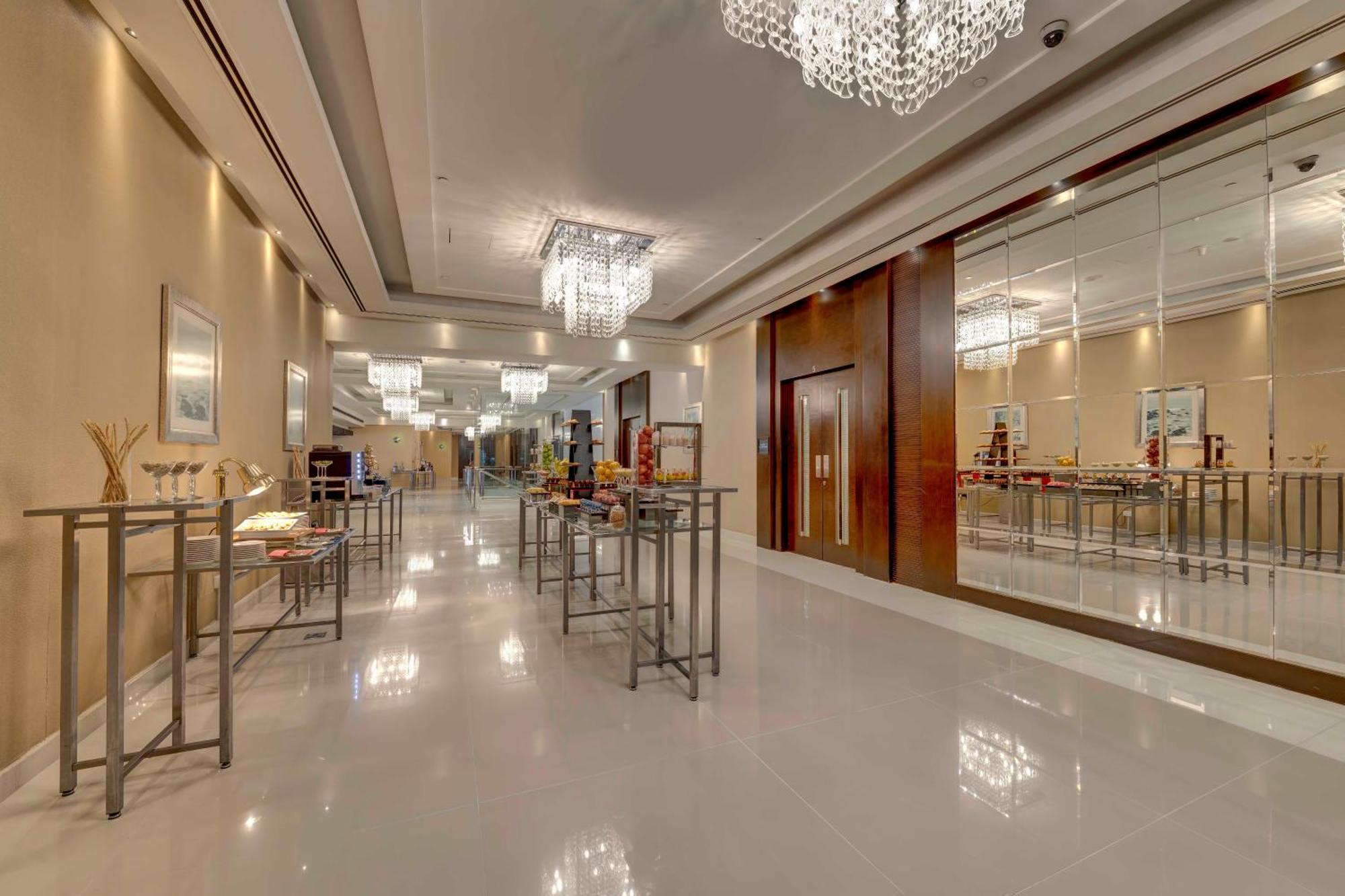 Hotel Media Rotana Dubái Exterior foto The lobby of the hotel