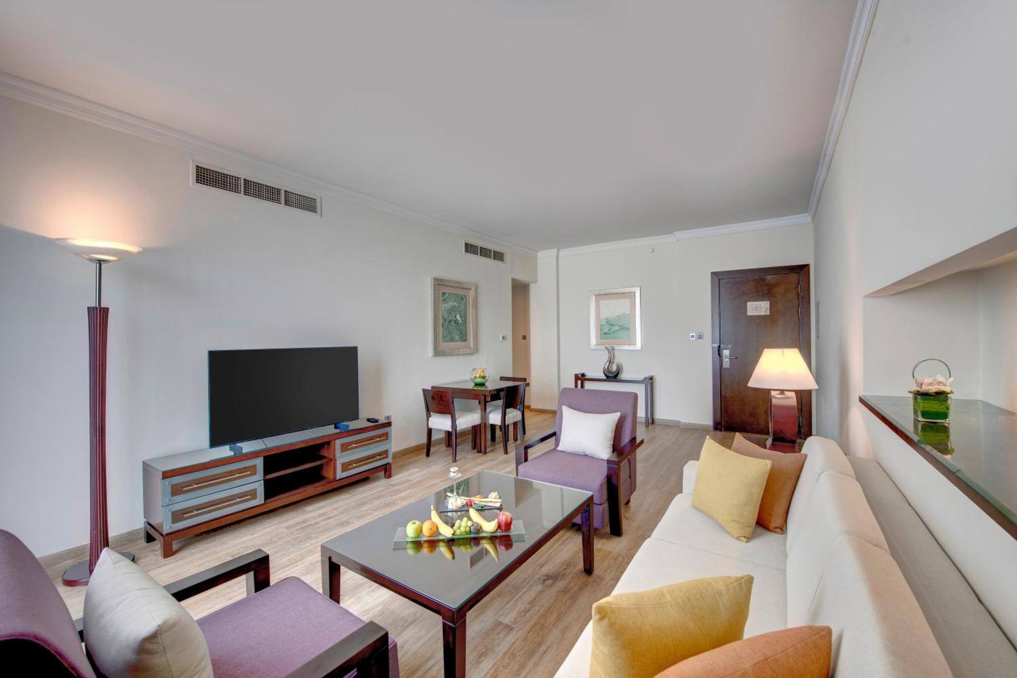 Hotel Media Rotana Dubái Exterior foto A living room at the hotel