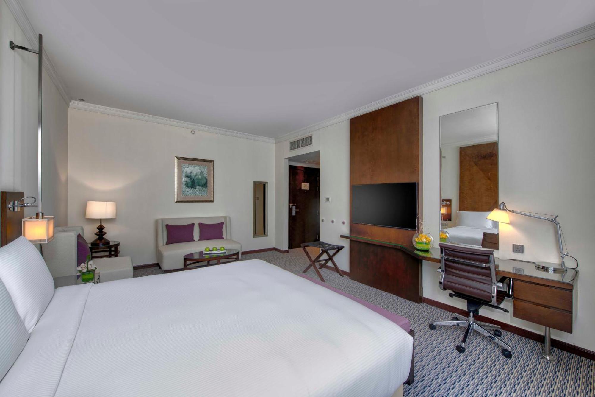 Hotel Media Rotana Dubái Exterior foto A room at the hotel
