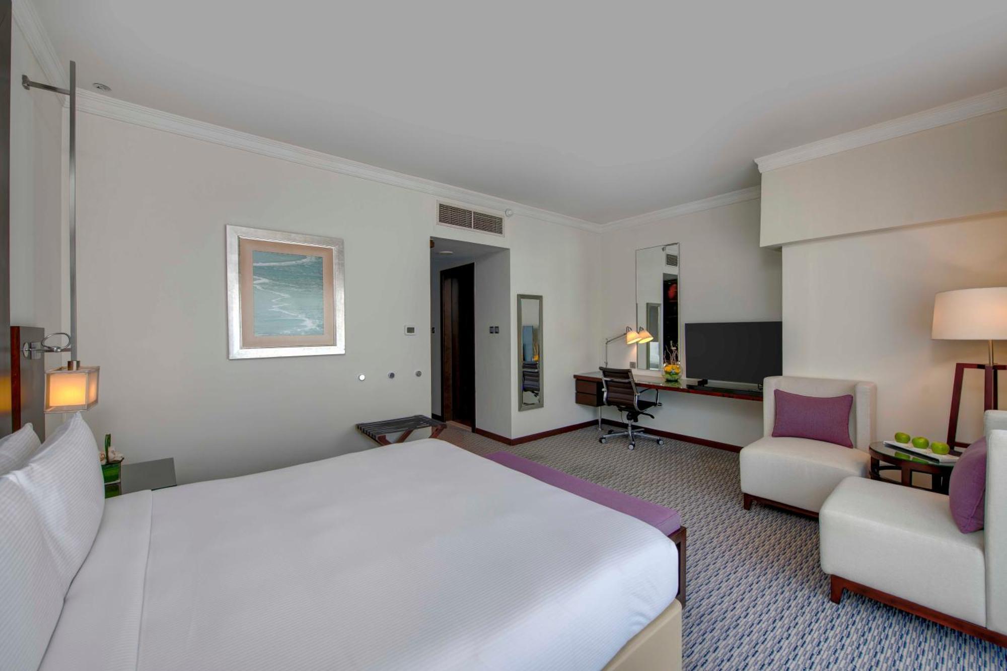 Hotel Media Rotana Dubái Exterior foto A room at the hotel