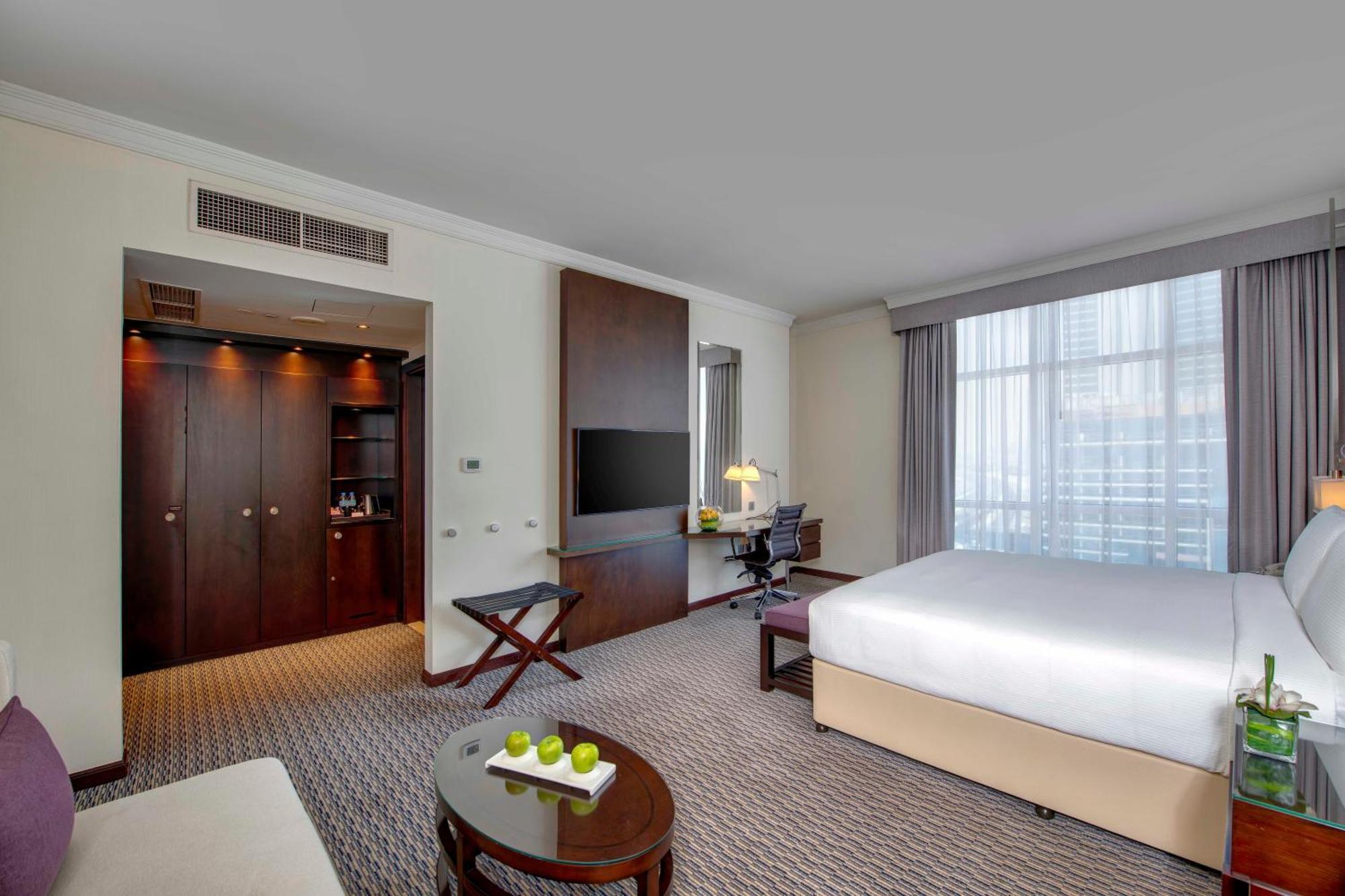 Hotel Media Rotana Dubái Exterior foto A room at the hotel