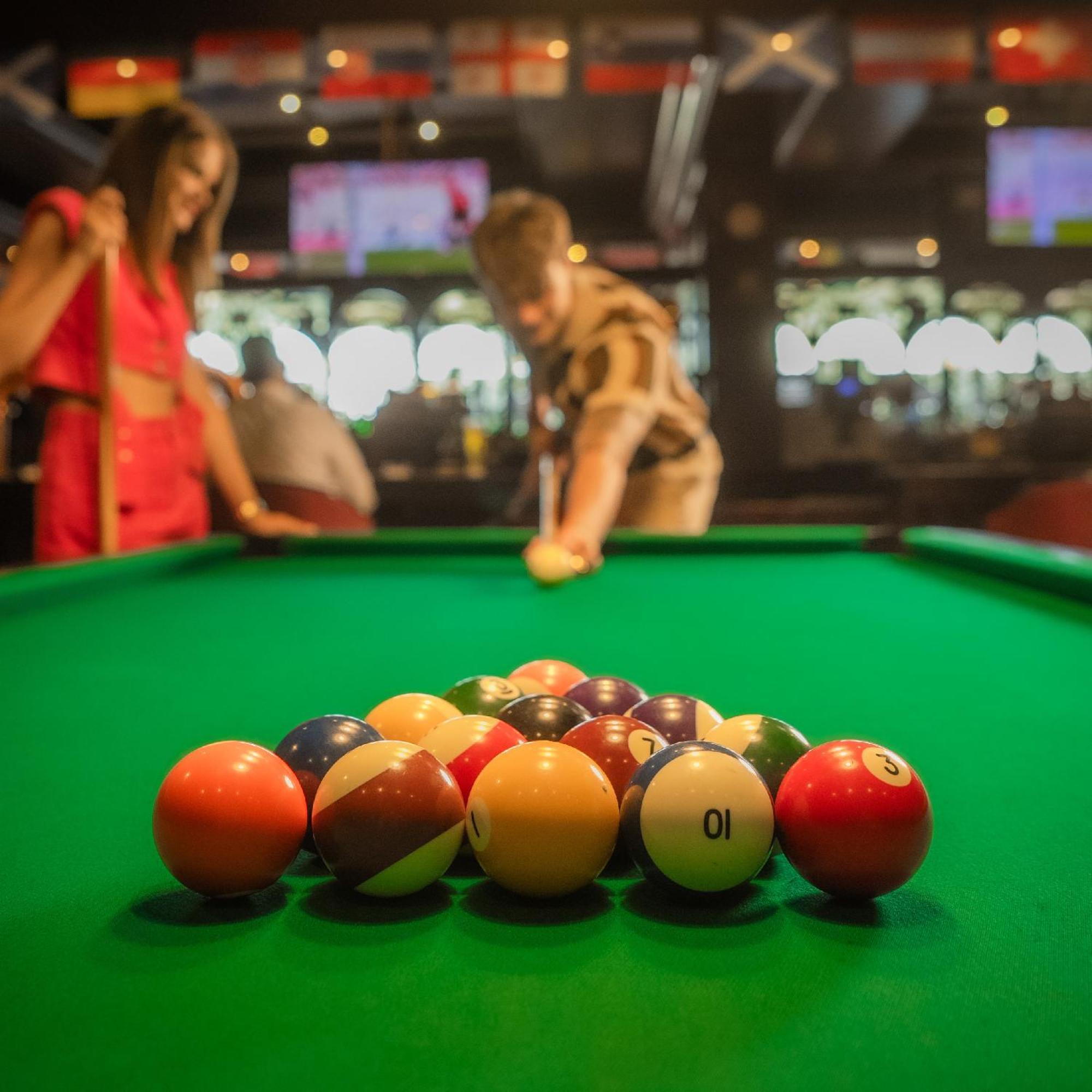 Hotel Media Rotana Dubái Exterior foto Pool table