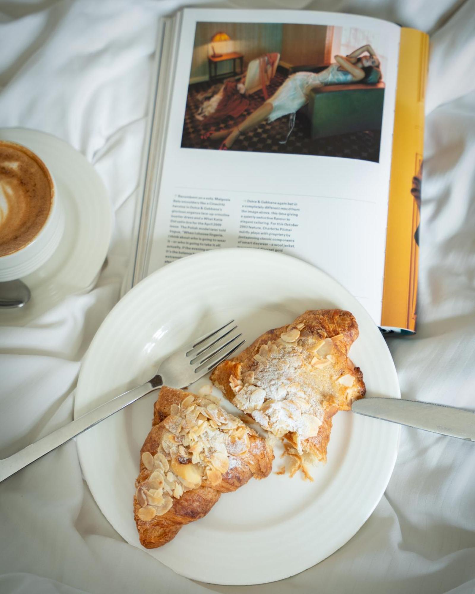 Hotel Media Rotana Dubái Exterior foto A croissant with a book