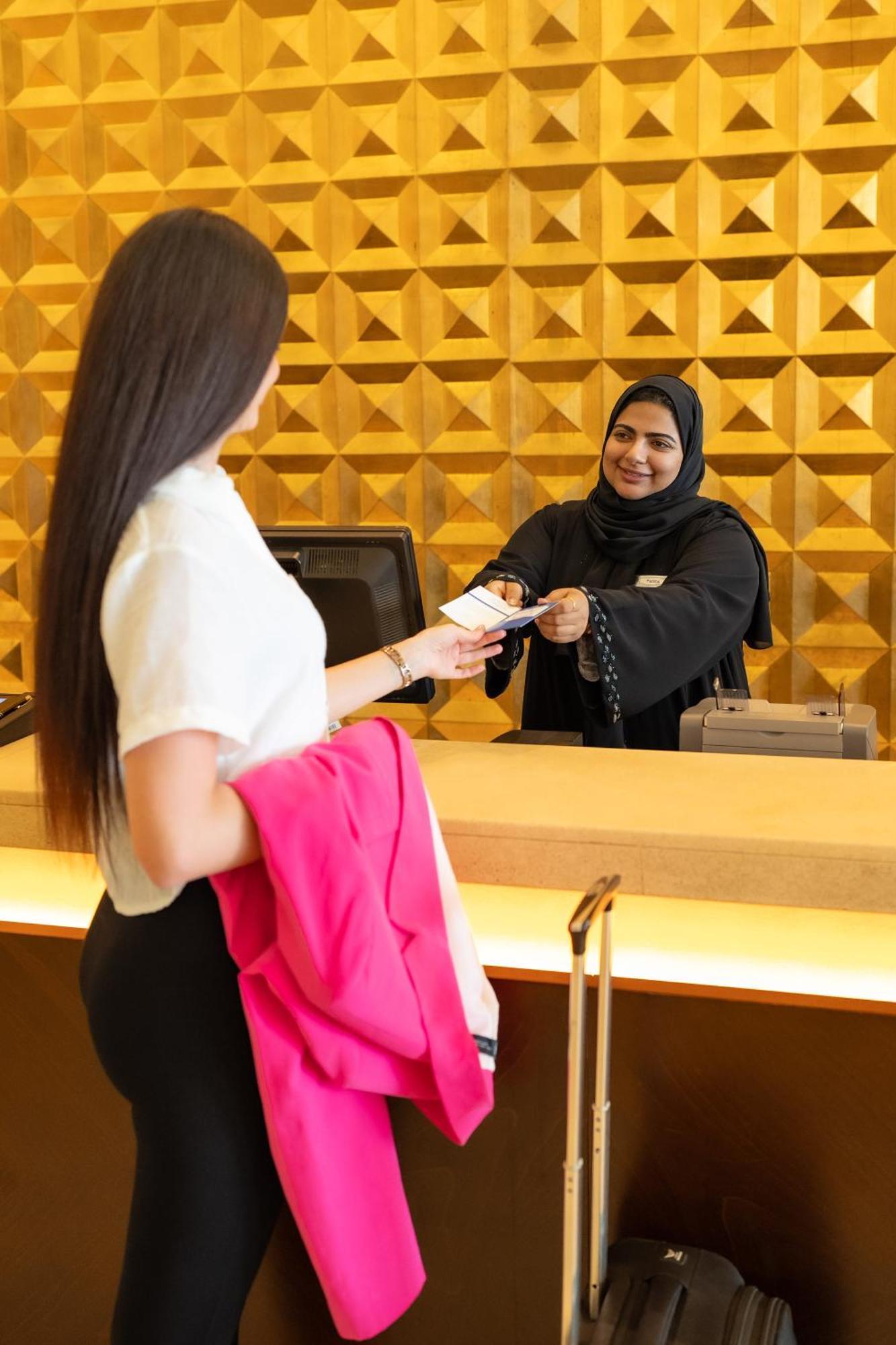Hotel Media Rotana Dubái Exterior foto A hotel receptionist in Dubai