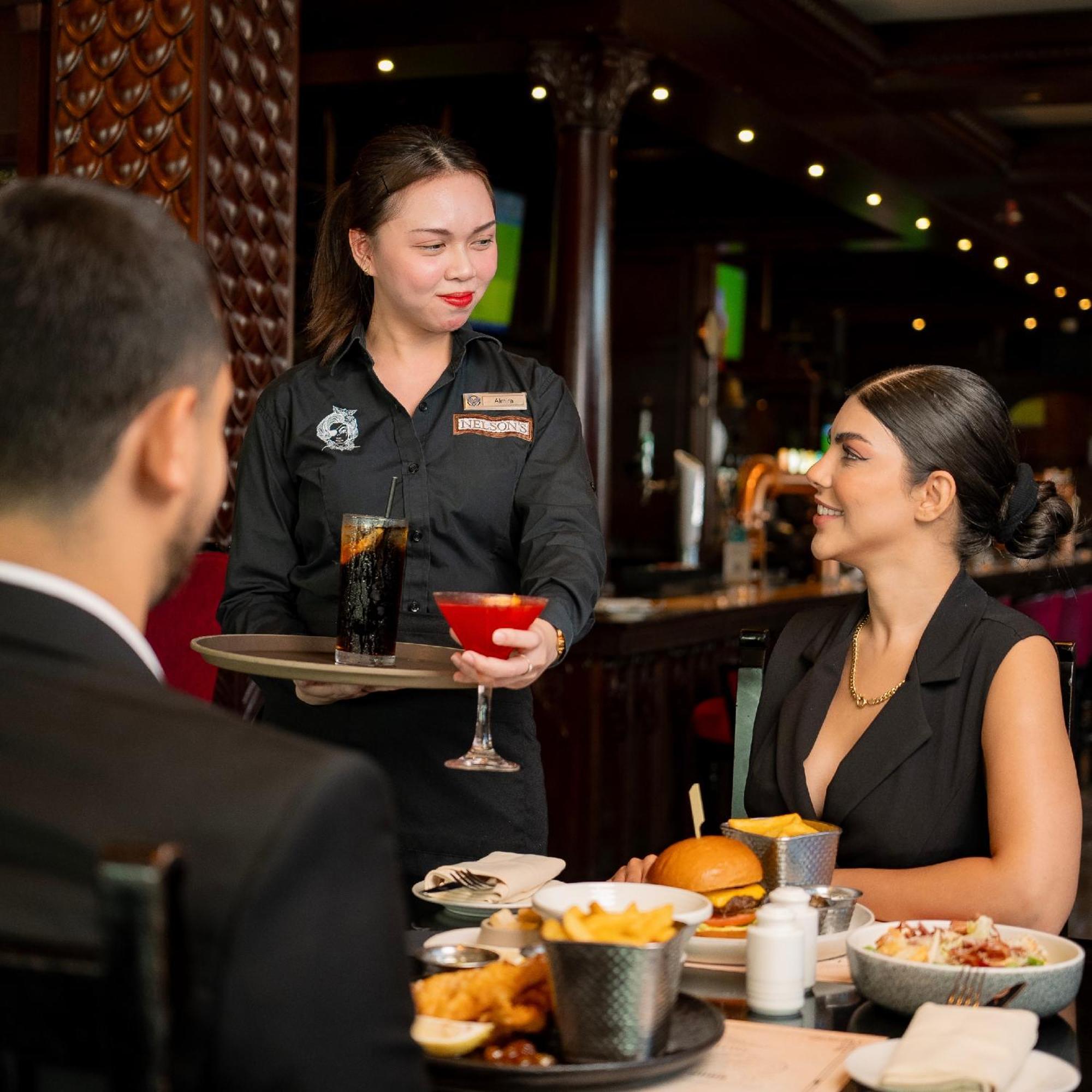 Hotel Media Rotana Dubái Exterior foto A waitress serving drinks