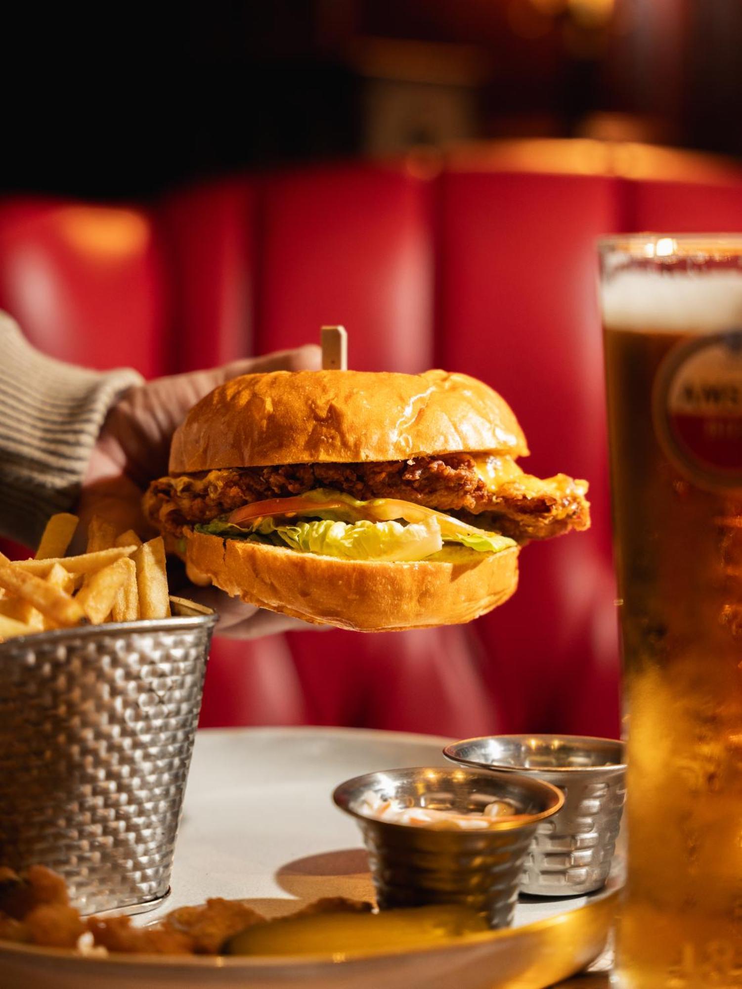 Hotel Media Rotana Dubái Exterior foto A chicken burger